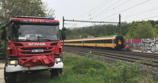 Vlak kousek za ruzyňskou železniční stanici srazil ženu. (ilustrační foto)