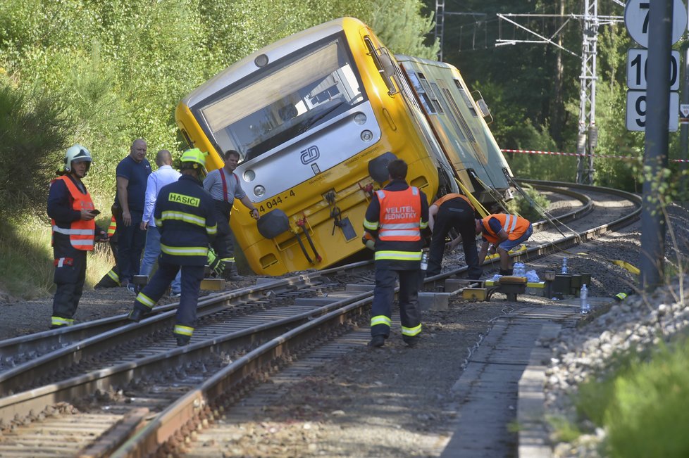 Nehoda vlaku v Lázních Kynžvart: 100 cestujících z Pendolina muselo pěšky!