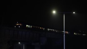Neštěstí na kolejích: Vlak na mostě přes rušnou silnici v Libni usmrtil muže (†43)