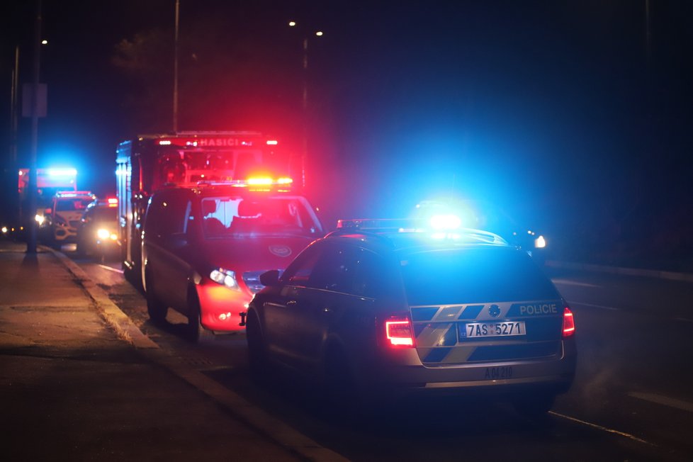 Smrtelná nehoda na kolejích. V Libni usmrtil vlak osobu, která se pohybovala na železničním mostě přes Čuprovu ulici. (11. leden 2021)