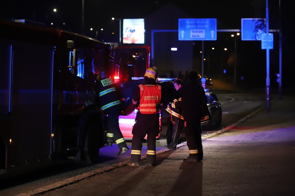 Smrtelná nehoda na kolejích. V Libni usmrtil vlak osobu, která se pohybovala na železničním mostě přes Čuprovu ulici. (11. leden 2021)