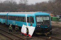 Železniční tragédie kousek za Prahou. Muže (†42) v Hostivici srazil vlak