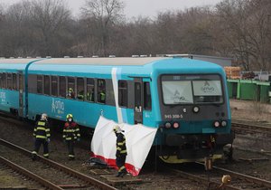V Hostivici srazil vlak muže. Policisté šetří, zda šlo o neštěstí nebo úmysl. (3. březen 2021)