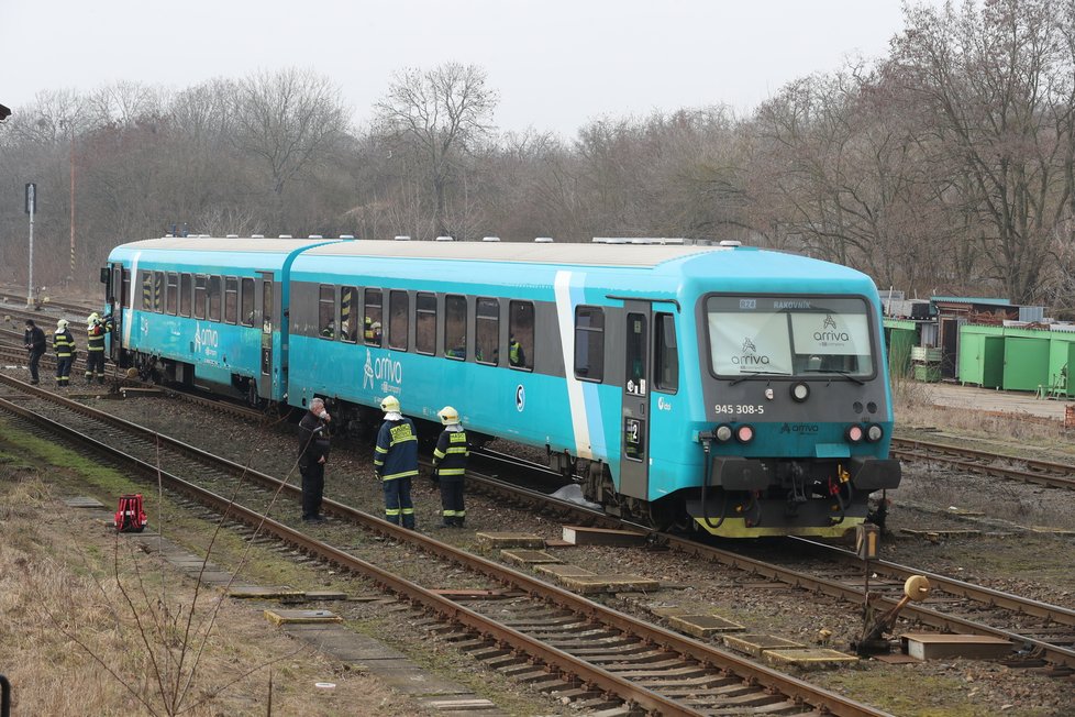 V Hostivici srazil vlak muže. Policisté šetří, zda šlo o neštěstí nebo úmysl. (3. březen 2021)