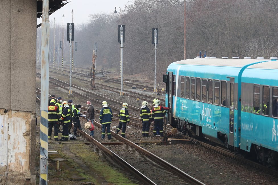 V Hostivici srazil vlak muže. Policisté šetří, zda šlo o neštěstí nebo úmysl. (3. březen 2021)