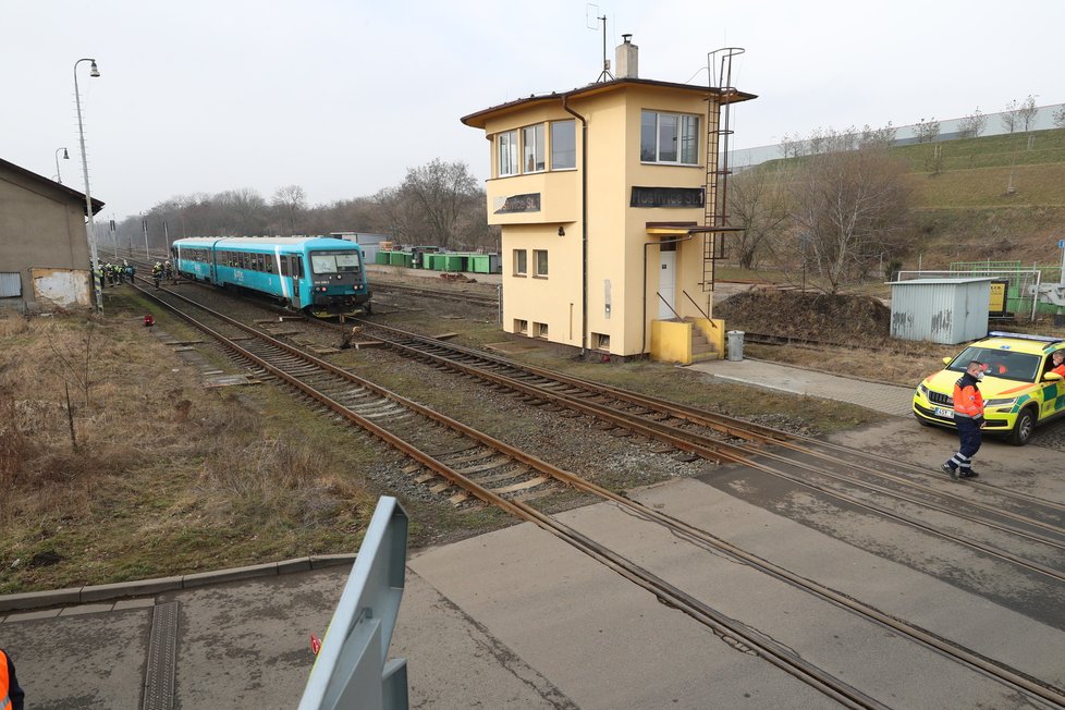 V Hostivici srazil vlak muže. Policisté šetří, zda šlo o neštěstí nebo úmysl. (3. březen 2021)