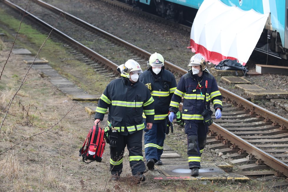 V Hostivici srazil vlak muže. Policisté šetří, zda šlo o neštěstí nebo úmysl. (3. březen 2021)