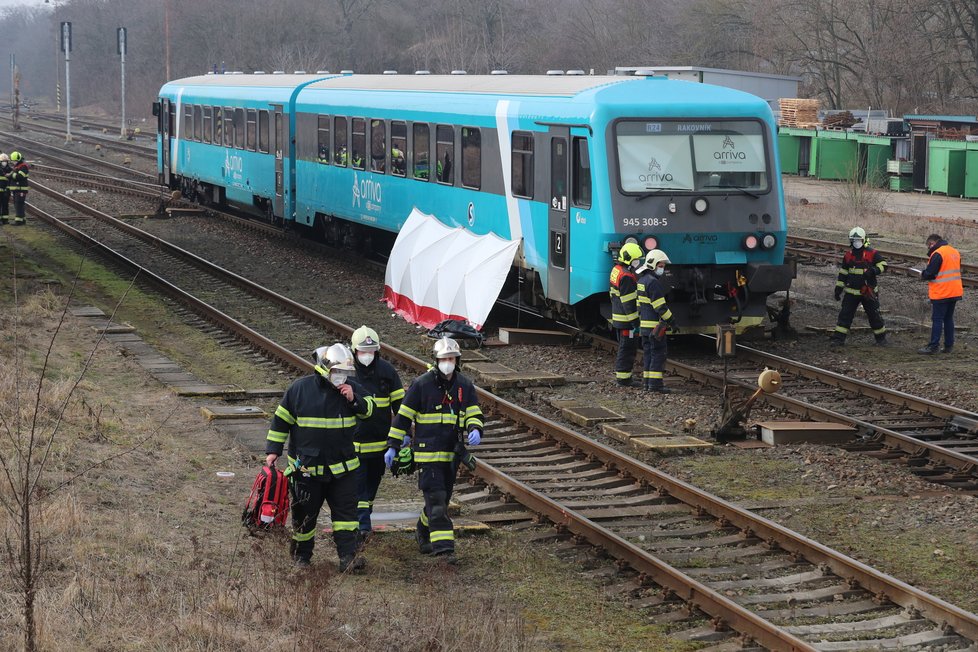 V Hostivici srazil vlak muže. Policisté šetří, zda šlo o neštěstí nebo úmysl. (3. březen 2021)