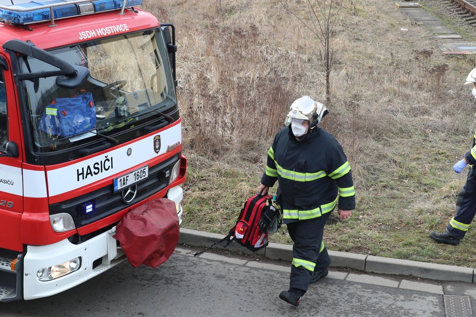 V Hostivici srazil vlak muže. Policisté šetří, zda šlo o neštěstí nebo úmysl. (3. březen 2021)