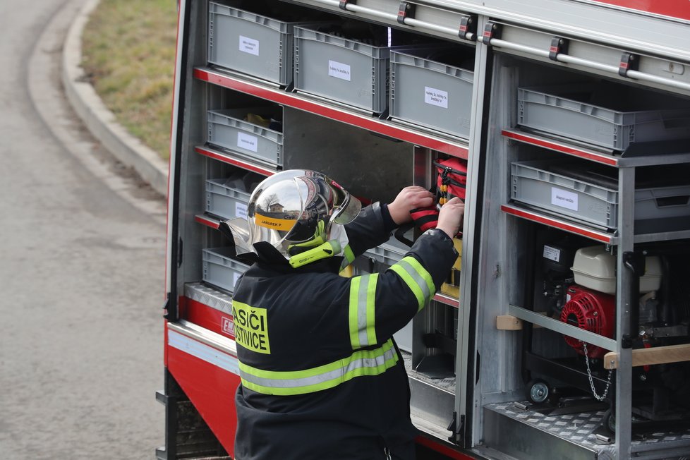 V Hostivici srazil vlak muže. Policisté šetří, zda šlo o neštěstí nebo úmysl. (3. březen 2021)