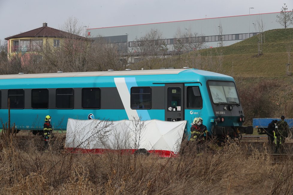 V Hostivici srazil vlak muže. Policisté šetří, zda šlo o neštěstí nebo úmysl. (3. březen 2021)