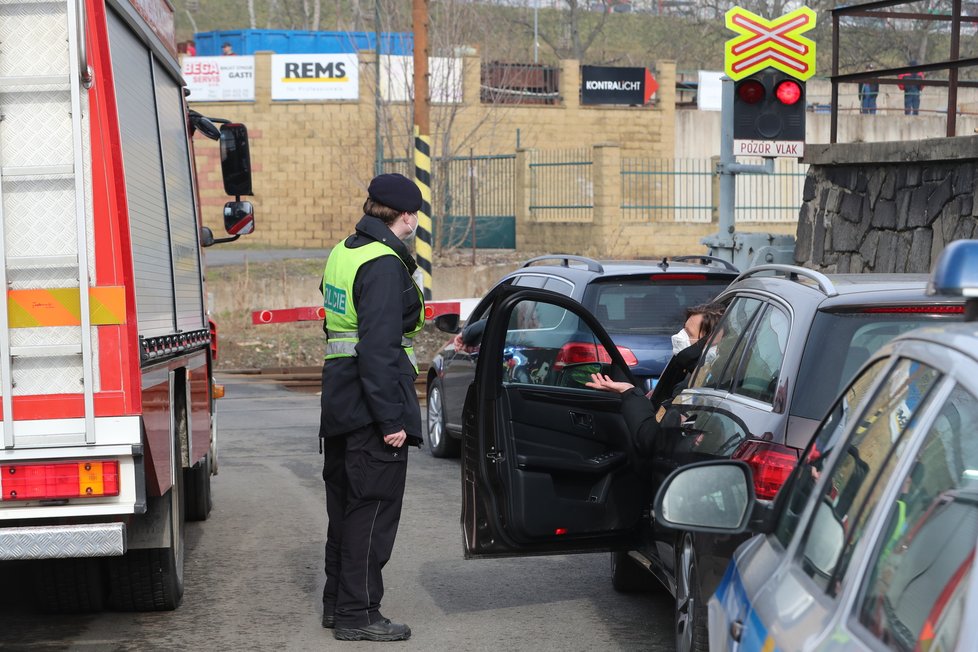 V Hostivici srazil vlak muže. Policisté šetří, zda šlo o neštěstí nebo úmysl. (3. březen 2021)