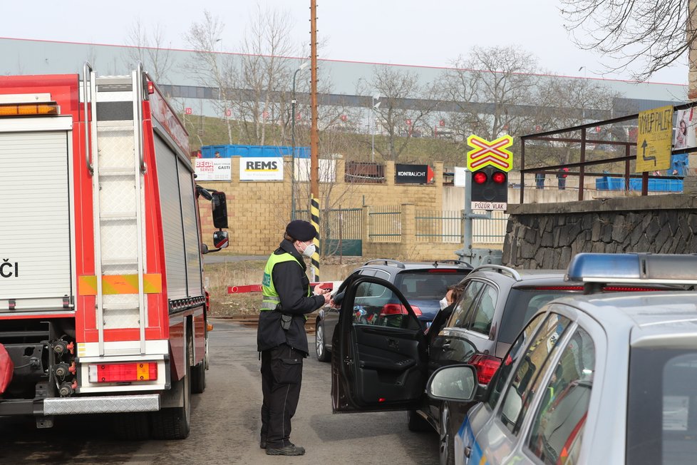 V Hostivici srazil vlak muže. Policisté šetří, zda šlo o neštěstí nebo úmysl. (3. březen 2021)