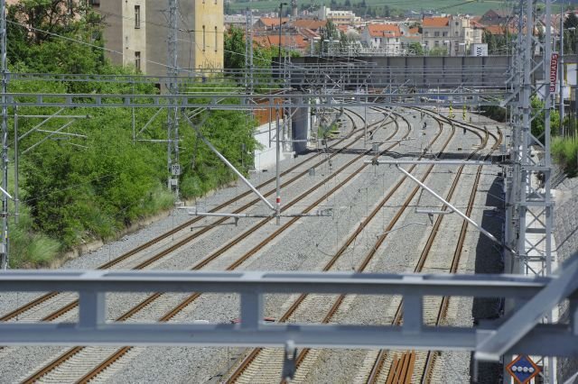 „Obecně k odstranění popínavých rostlin v prostoru mezi tělesem dráhy a protihlukovou stěnou dochází z důvodu zachování správné funkce odvodnění, viditelnosti návěstidel, zamezení prorůstání kabelových tras, apod.,“ uvedla mluvčí SŽ Nela Friebová. (ilustrační foto)