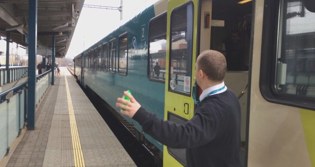 První oběť výluky na hlavním nádraží v Brně, opilý otec se synem zmlátili průvodčího vlaku