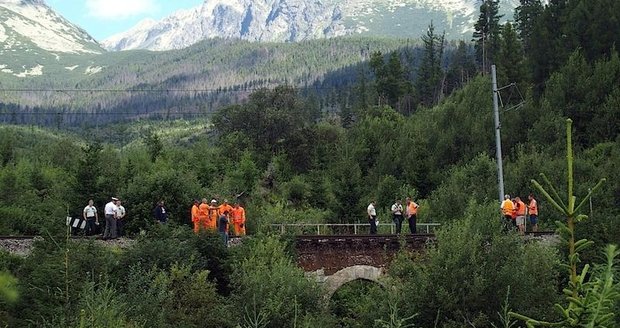 Na železnici pod Tatrami se zřítila část mostu.