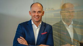 Stadler chce uspět s vlaky pro tuzemské vysokorychlostní tratě. Současný model je drahý, říká jeho šéf v Česku Stadler chce uspět s vlaky pro tuzemské vysokorychlostní tratě. Současný model je drahý, říká jeho šéf v Česku