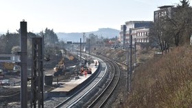 Na Slovanech v plzni vyrostla nová vlaková zastávka jako náhrada stanice Koterov.