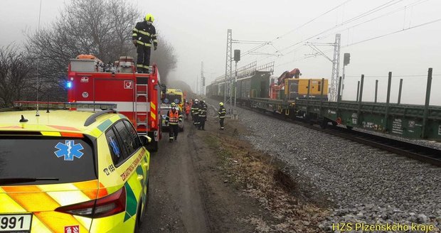 Železničáře na Klatovsku vážně zranil elektrický proud.