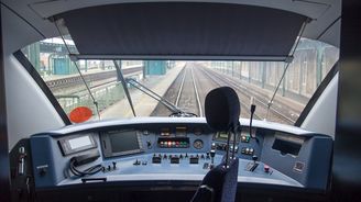 Železniční dopravci válčí o strojvedoucí, za jejich výcvik platí miliony