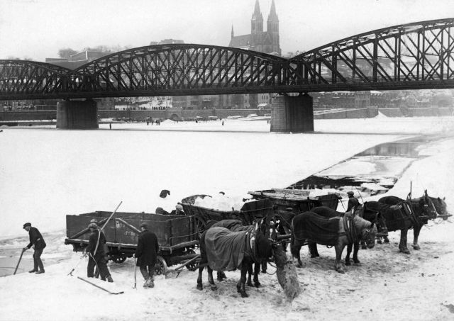 Ledaři v zimě u železničního mostu roku 1929.