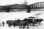 Ledaři v zimě u železničního mostu roku 1929