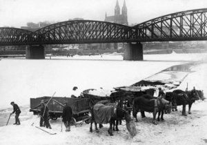 Ledaři v zimě u železničního mostu roku 1929