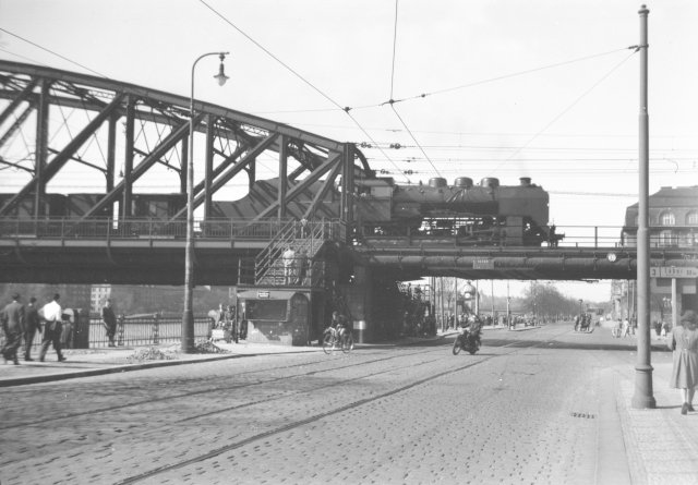 Parní lokomotiva na železničním mostu roku 1948.