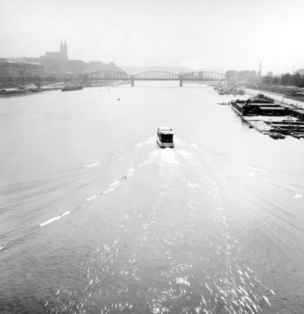 Vltava a železniční most roku 1939.