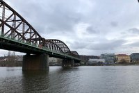 UNESCO vyzývá Prahu: Nebourejte železniční most na Výtoni!