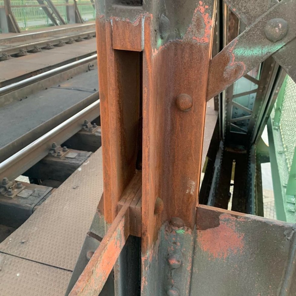 Správa železnic na mostě provedla antikorozní a materiálové zkoušky, spolek Nebourat tvrdí, že po těchto zásazích nebyl most řádně ošetřen.