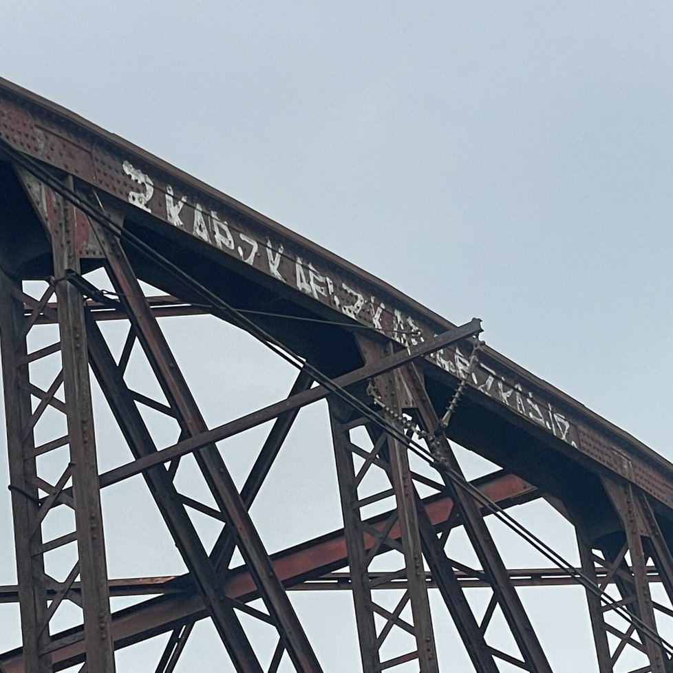 Správa železnic na mostě provedla antikorozní a materiálové zkoušky, spolek Nebourat tvrdí, že po těchto zásazích nebyl most řádně ošetřen.
