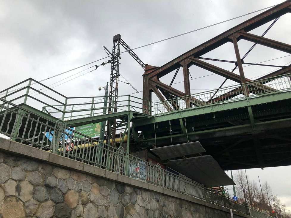 Železniční most na Výtoni je v dezolátním stavu. Dopravci žádají stavbu nového