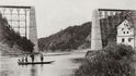 Železniční most na Červené přes Vltavu. 250 milionů korun investuje Správa železniční a dopravní cesty do velké rekonstrukce mostu nad orlickou nádrží. Ten byl postaven v letech 1886 až 1889 jako součást tratě mezi Táborem a Pískem a dosud nebyl výrazněji opravován.