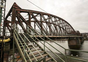 Železniční most spojuje Výtoň se Smíchovem.