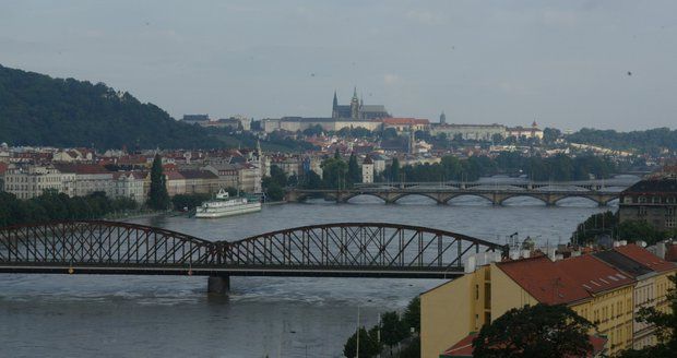 Železniční most pod Vyšehradem půjde k zemi? Oprava není reálná, stojí ve studii pro památkáře