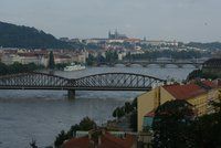Bouřlivé diskuse o železničním mostě v Praze: Zabývat se jím budou zastupitelé