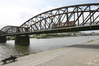 Železniční most pod Vyšehradem v hledáčku kriminalistů: Udržovali ho, jak měli?