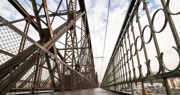 Podle Scheinherra bude oprava železničního mostu na Výtoni nejrychlejší řešení