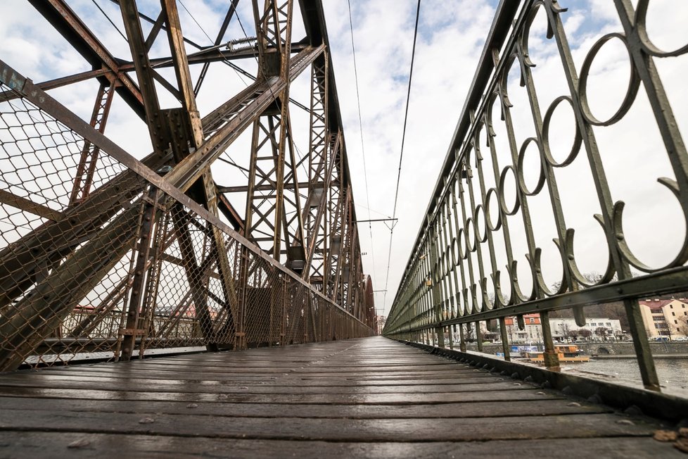 Železniční most spojuje Výtoň se Smíchovem.