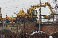 Průšvih jako Brno: Po mostě přes Svratku nesmí dočasně jezdit vlaky, stavbaři prý narušili pilíře