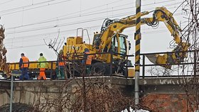 Rychlá akce: Po mostě přes Svratku nesměly jezdit vlaky, v pátek se podařilo instalovat mostní provizorium