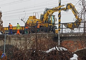 Při stavbě protipovodňových opatření v Brně porušili stavbaři podle zjištění Správy železnic (SŽ) pilíře a klenbu železničního mostu přes Svratku. Vlaky přes něj nesmí jezdit, probíhá instalace mostního provizoria.