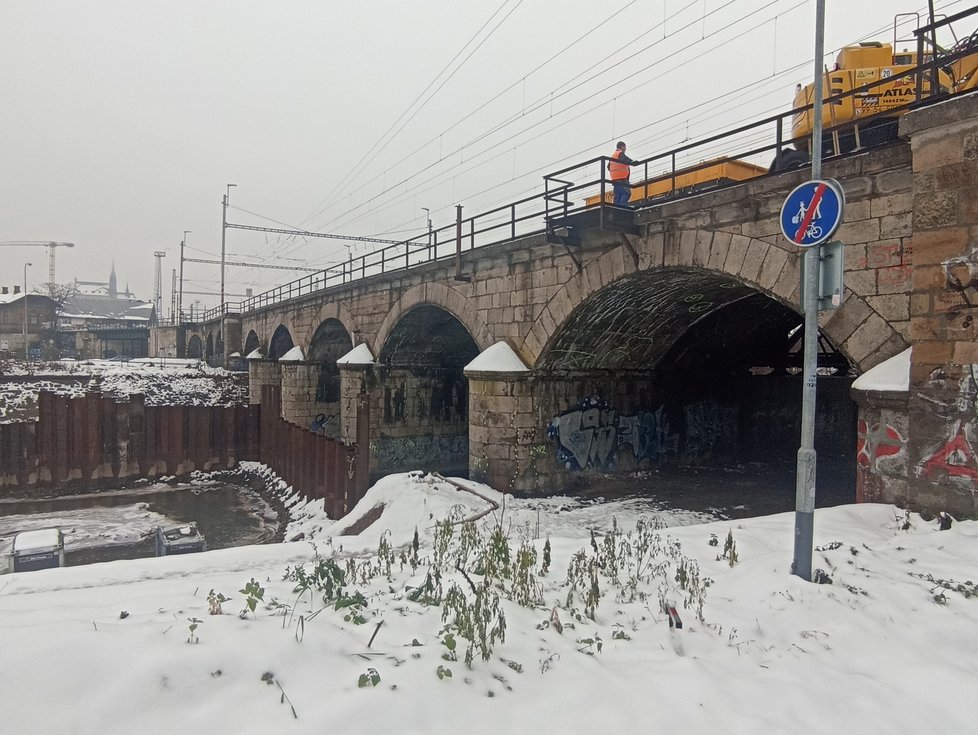 Při stavbě protipovodňových opatření v Brně porušili stavbaři podle zjištění Správy železnic (SŽ) pilíře a klenbu železničního mostu přes Svratku. Vlaky přes něj nesmí jezdit, probíhá instalace mostního provizoria.