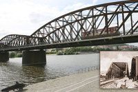 Železniční most pod Vyšehradem měl předchůdce. Výměnu stihli za tři dny, teď má jít k zemi