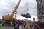 Dělníci demontují železniční most u Výstaviště. Skončí v Národním technickém muzeu