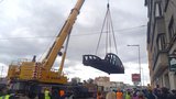 Dělníci dnes demontují železniční most v Holešovicích. Přesune se do Národního technického muzea