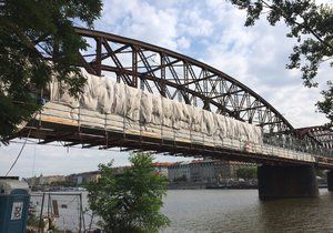 2018: Probíhající rekonstrukce lávky železničního mostu mezi Výtoní a Smíchovem v Praze.