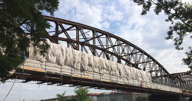 2018: Probíhající rekonstrukce lávky železničního mostu mezi Výtoní a Smíchovem v Praze.