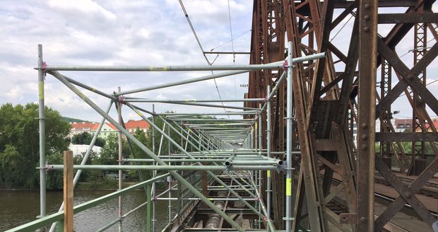 Probíhající rekonstrukce lávky železničního mostu mezi Výtoní a Smíchovem v Praze